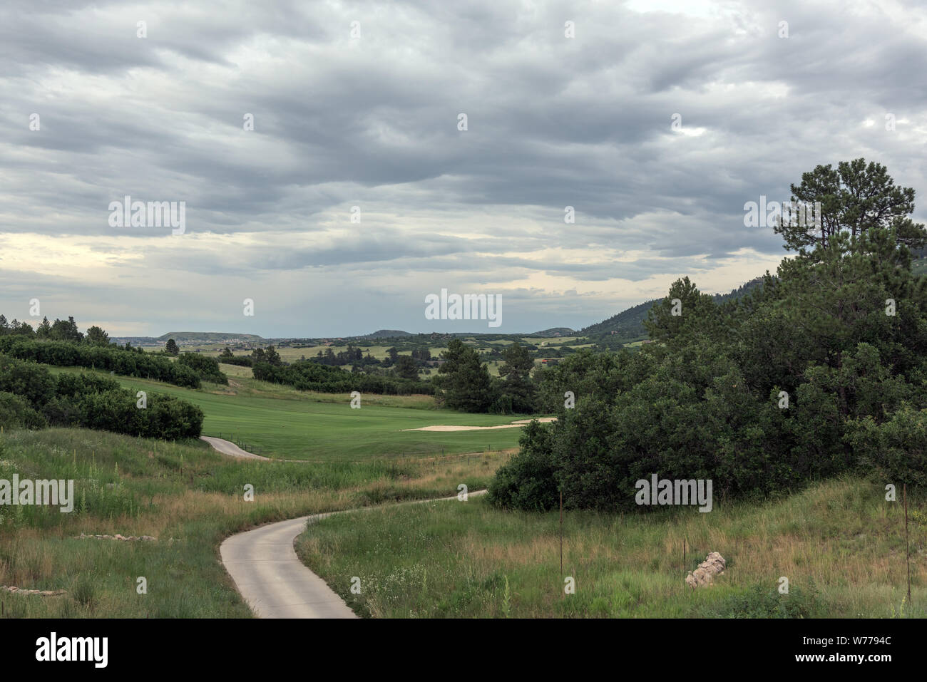 Un verde y el serpenteante sendero del carro en el Club de Golf en Bear Dance, un club de golf público bucólico repartidas en varios cursos de arbolado cerca de Larkspur en el Condado de Douglas, Colorado descripción física: 1 fotografía : digital, archivo TIFF en color. Notas: La compra; Carol M. Highsmith Fotografía, Inc.; 2015; (DLC/PP-2015:068); forma parte de Fondo: las puertas de las fronteras dentro de la colección de Colorado, Carol M. Highsmith Archive.; Foto de stock