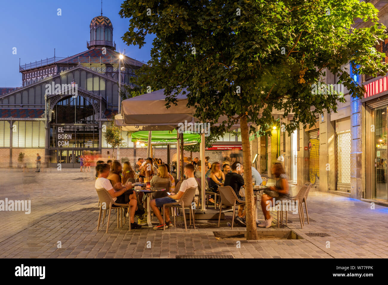 Cafetería al aire libre con el Mercat del Born mercado público detrás, Barcelona, Cataluña, España Foto de stock