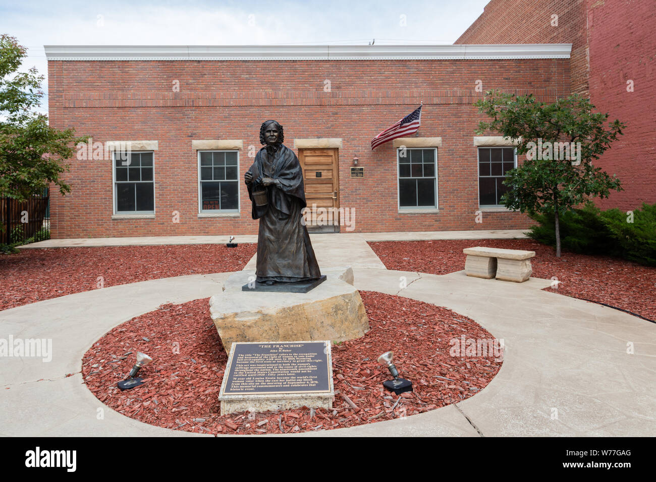 La estatua de franquicia por John D. Baker en la Johnson Lummis Hunkins Plaza fuera de la casa de Wyoming para mujeres histórico en el centro de la ciudad de Laramie, Wyoming descripción física: 1 fotografía : digital, archivo TIFF en color. Notas: La plaza, el museo dentro del edificio y la estatua (de 70 años de edad, Louisa Swain, la primera mujer en el mundo conocido por haber votado, a una cuadra de distancia en 1870), conmemorar la condición de Wyoming como el primer estado de Estados Unidos para conceder el voto a la mujer, o franquicia. Foto de stock