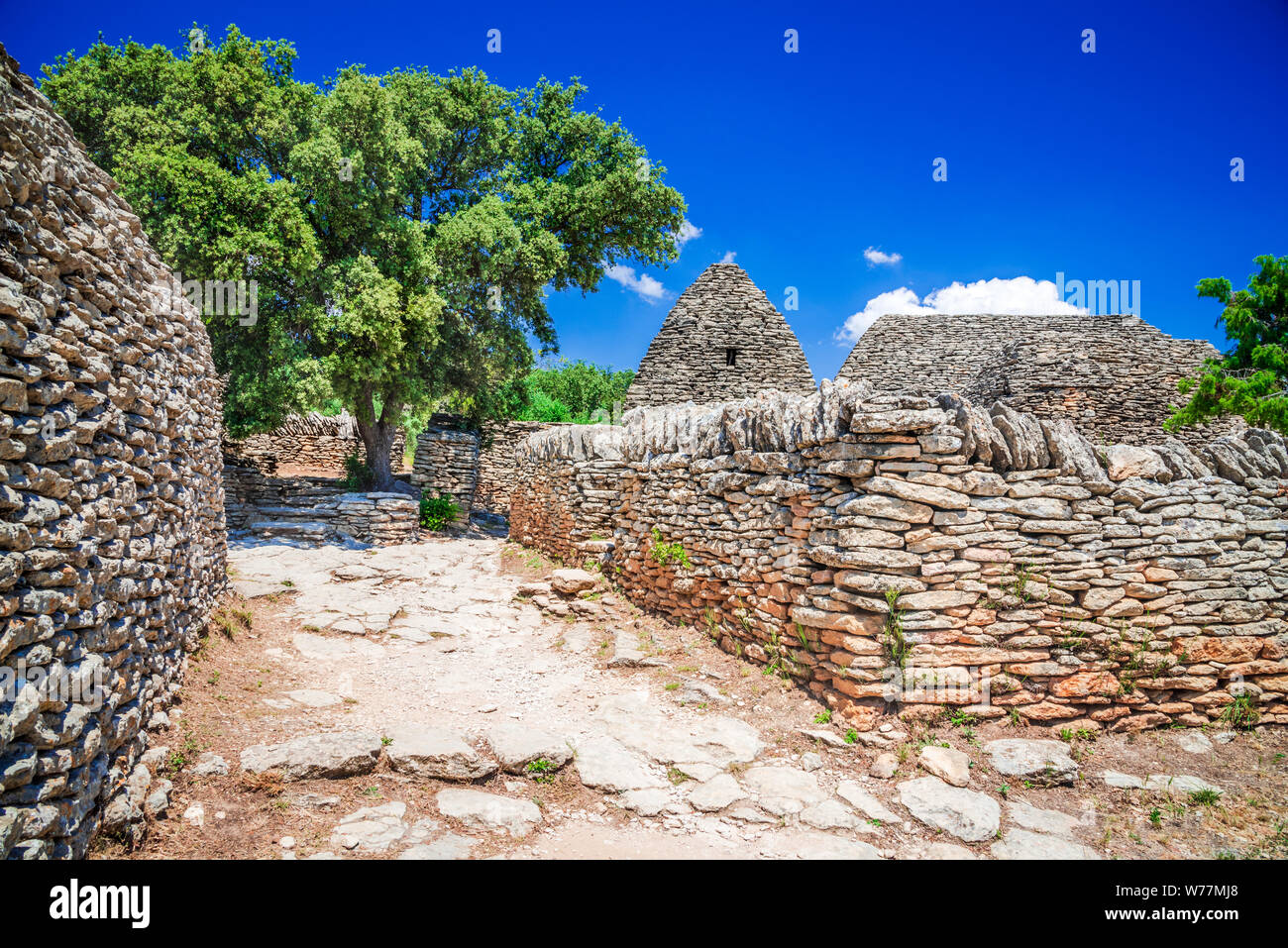 Gordes, Vaucluse - Borie, una estructura de piedra seca en la Región Provence-Alpes-Côte d'Azur del sudeste de Francia Foto de stock