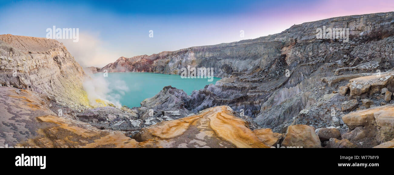 Foto panorámica del volcán Ijen o Kawah Ijen en el idioma indonesio. Famoso  volcán que contiene la más grande del mundo, el lago de azufre y ácido  Fotografía de stock - Alamy