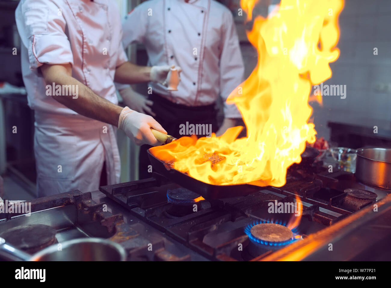 Cierre de ollas grandes en la estufa. Chef cocinando en la cocina comercial  - trabajo caliente. Cocina de restaurante muy sucia Fotografía de stock -  Alamy