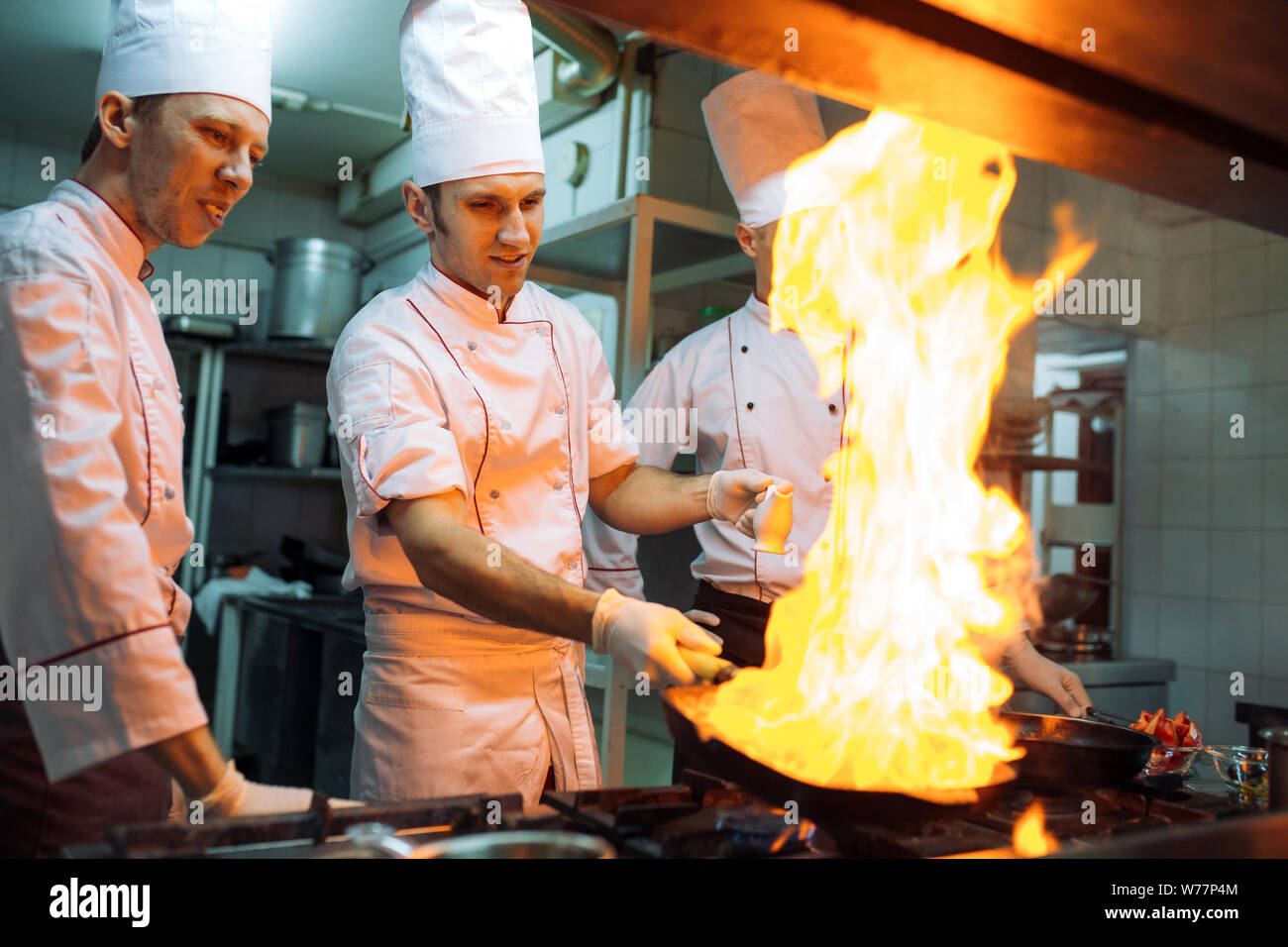 Incendio en la cocina. El fuego quema de gas es cocinar en la plancha  pan,agitar el fuego muy caliente Fotografía de stock - Alamy