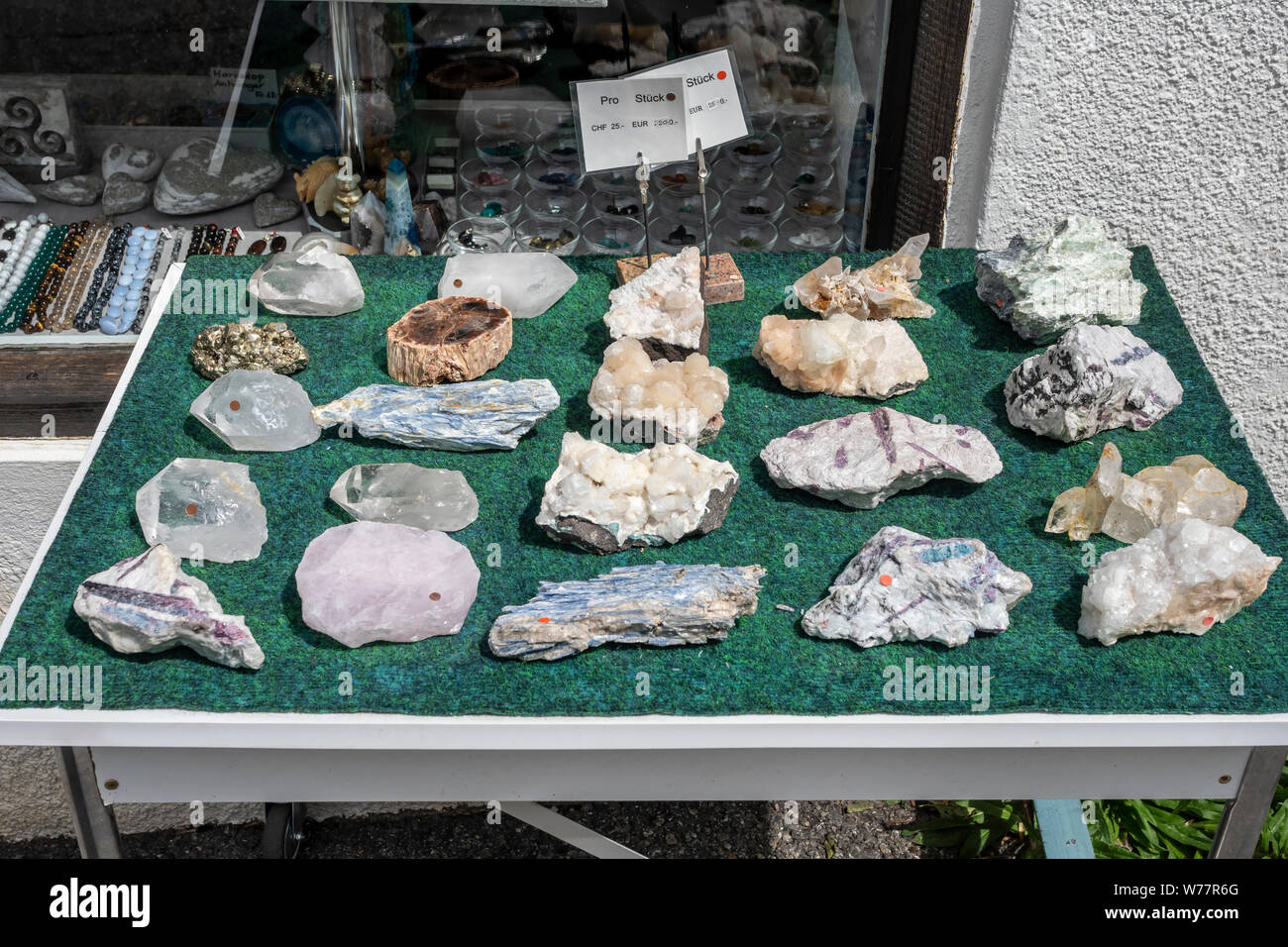 Asado Desgastar Puno Tienda de venta de minerales, aldea Binn, Binn valle es famoso para recoger  minerales, Valais, Suiza Fotografía de stock - Alamy