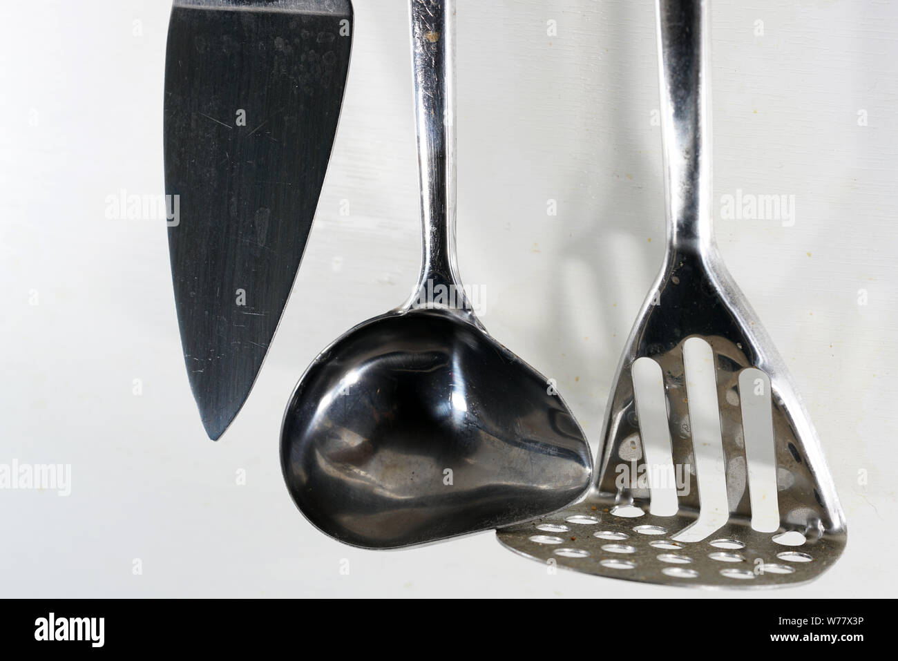 Una cuchara, un cucharón o cuchara, es parte del aparador y se utiliza  principalmente para relleno de sopa u otros líquidos Fotografía de stock -  Alamy