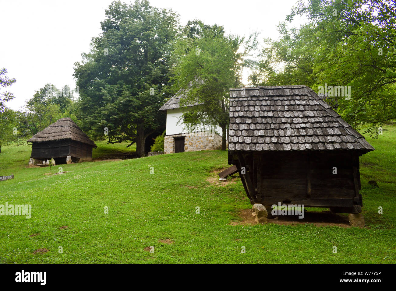 La tradicional aldea serbia Trsic - el más famoso pueblo en Serbia. Foto de stock