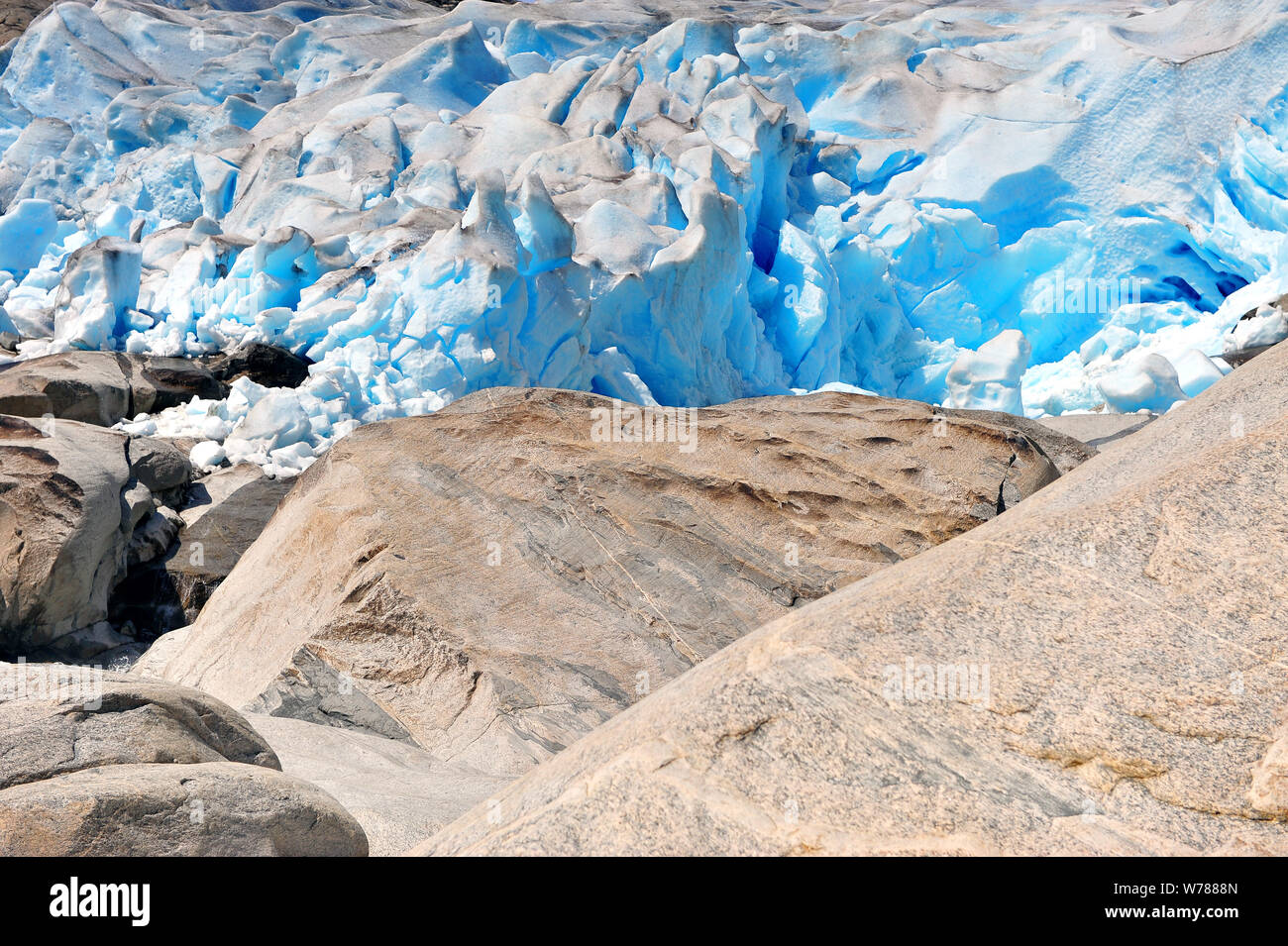 Impresionantes bloques de hielo del glaciar Nigardsbreen, Noruega Foto de stock