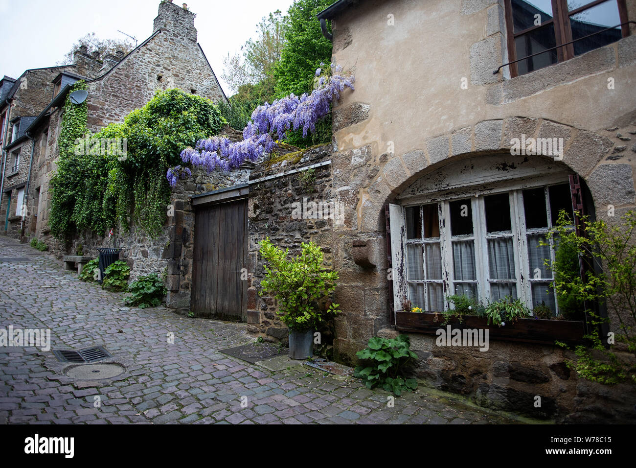 Los pintorescos edificios en las calles de la ciudad medieval de Dinan en Bretaña, Francia Foto de stock