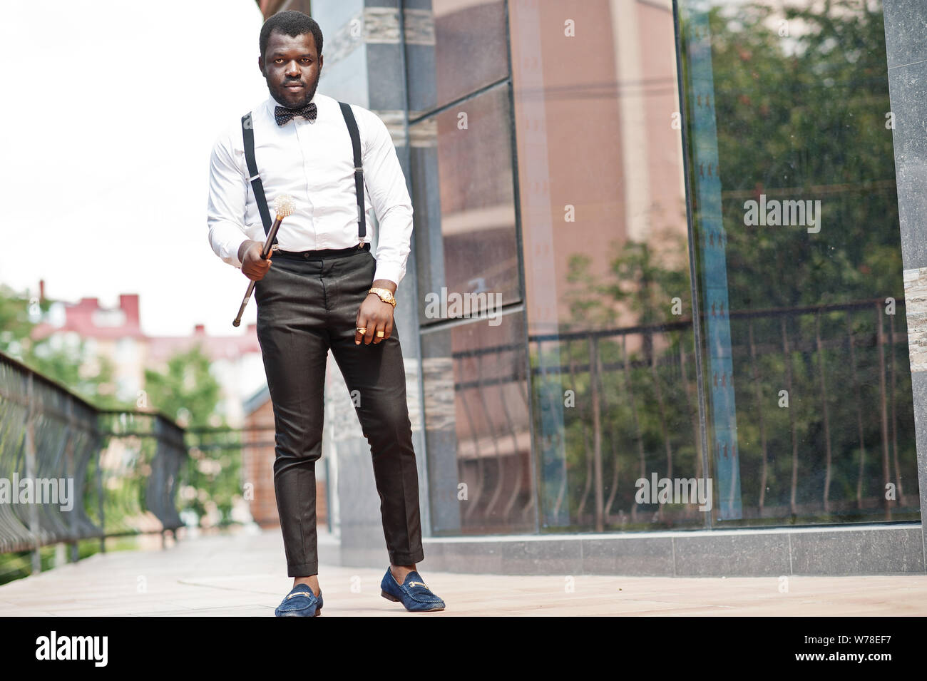 Hombre con ropa formal, tirantes, sin gafas y guante de boxeo (foto 3/9  Fotografía de stock - Alamy