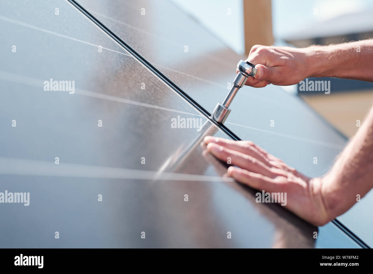 Las Manos Del Maestro Contemporaneo Con El Tornillo De Ajuste O La Instalacion De Paneles Solares Fotografia De Stock Alamy