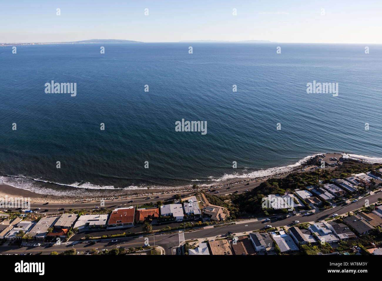 Antena de alojamiento con vista al mar cerca de Topanga Canyon y Pacific Coast Highway en Los Angeles, California. Foto de stock