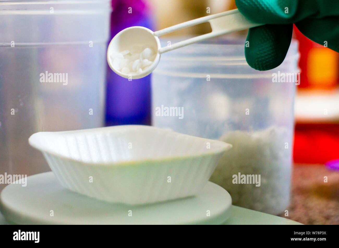 La lejía de sosa cáustica que se miden en báscula para hacer jabón  Fotografía de stock - Alamy