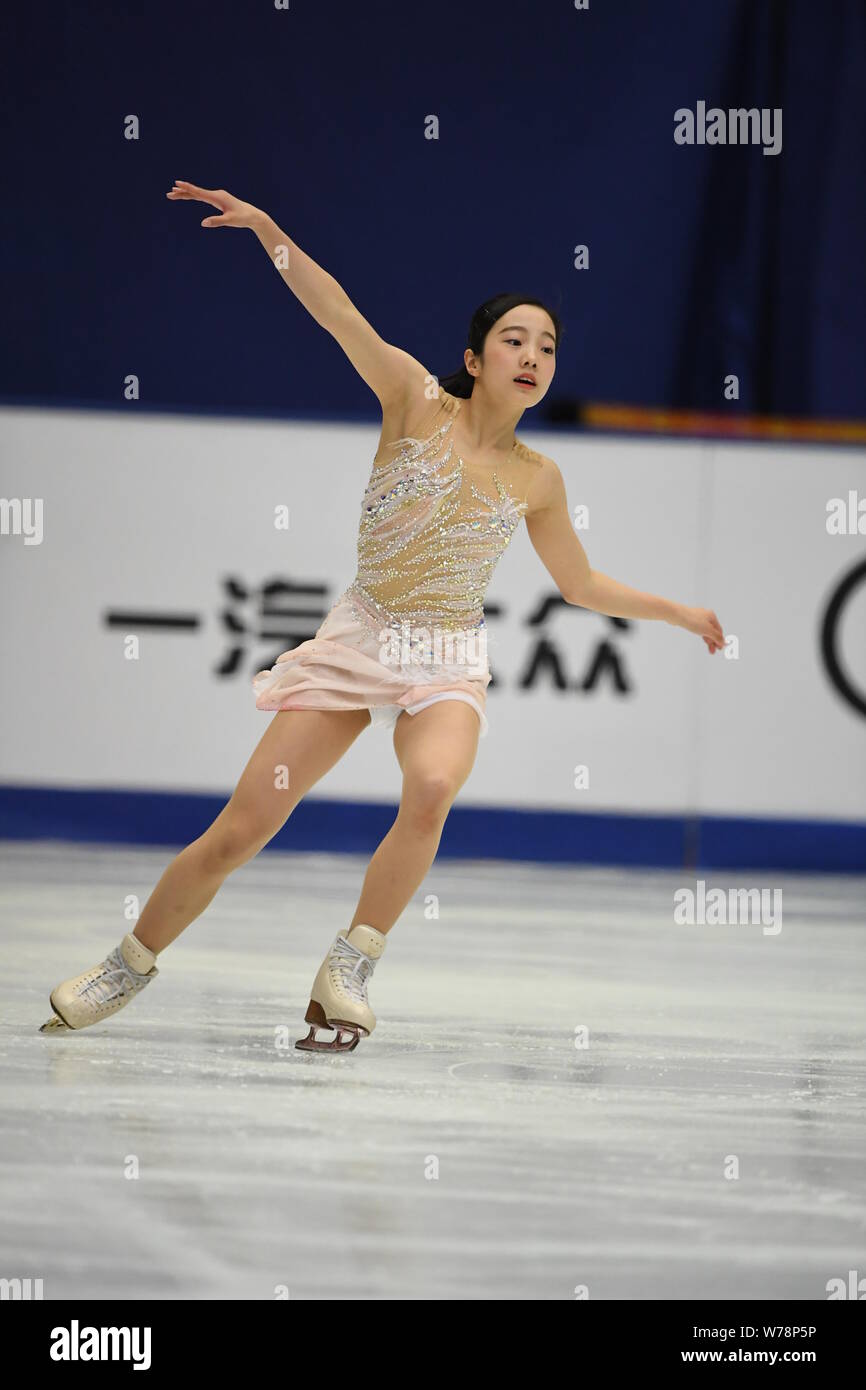 La patinadora artística japonesa Honda Marin lleva a cabo durante el  programa corto femenino en la Copa de China ISU Grand Prix de patinaje  sobre hielo en Beijing, China, 3 Fotografía de