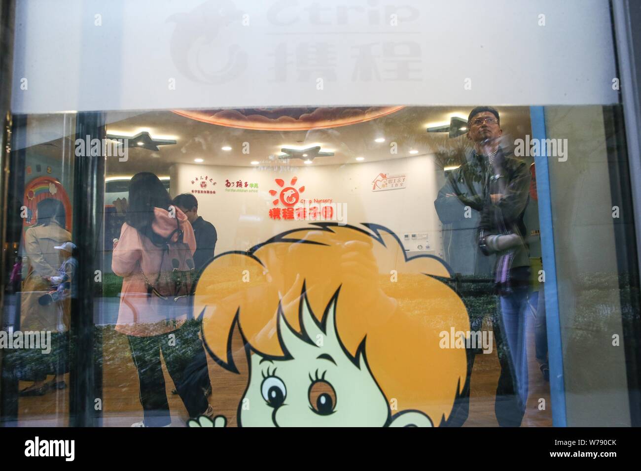Los padres chinos son vistos en el Ctrip interna del centro de cuidado diurno, donde los sospechosos acusados de abuso infantil, trabajo en Shanghai, China, 8 de noviembre de 201 Foto de stock