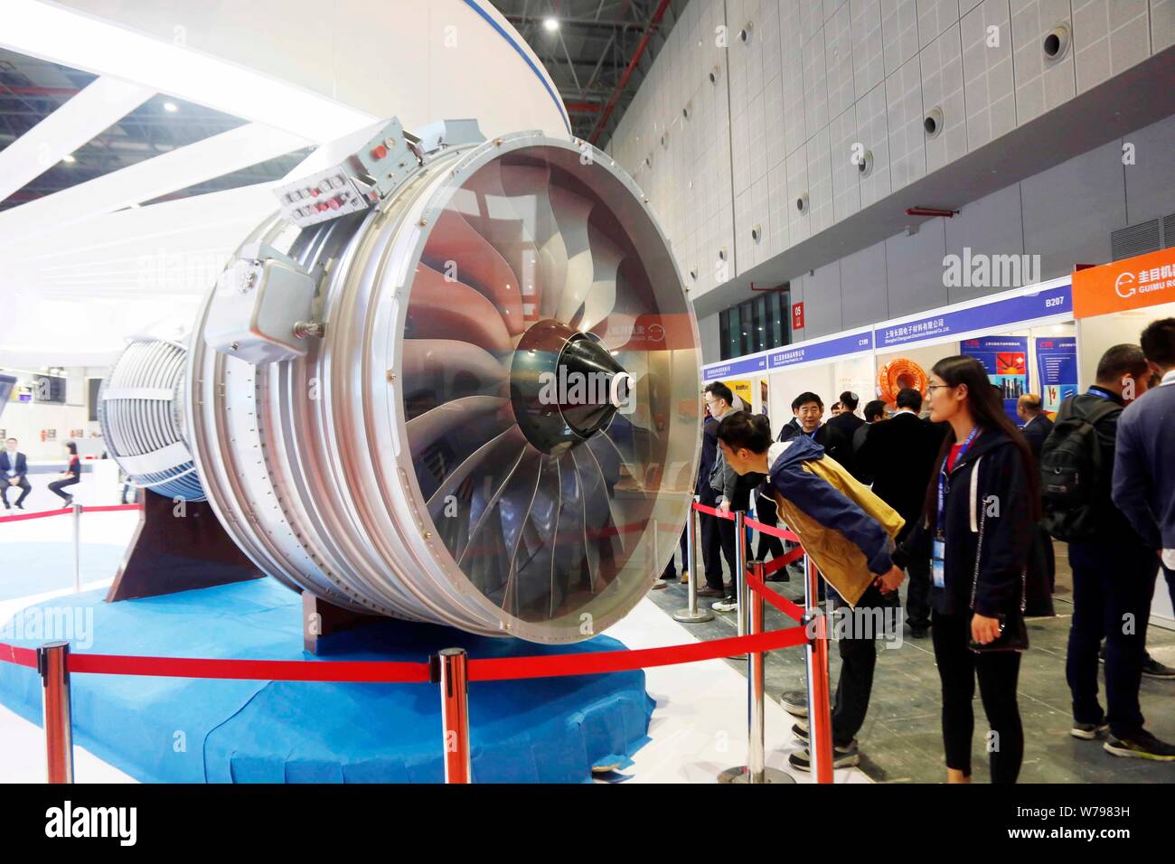 Los visitantes miran un alto ratio de derivación del motor de turborreacción en la 19ª Feria Internacional de la industria de China 2017 en Shanghai, China, 7 de noviembre de 2017. El 19t Foto de stock