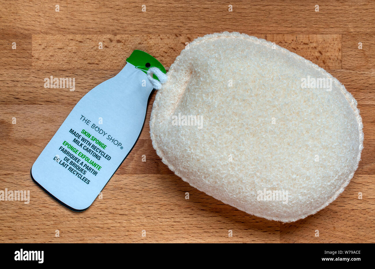 Este Body Shop piel esponja está hecha de cartones de leche reciclados. Foto de stock