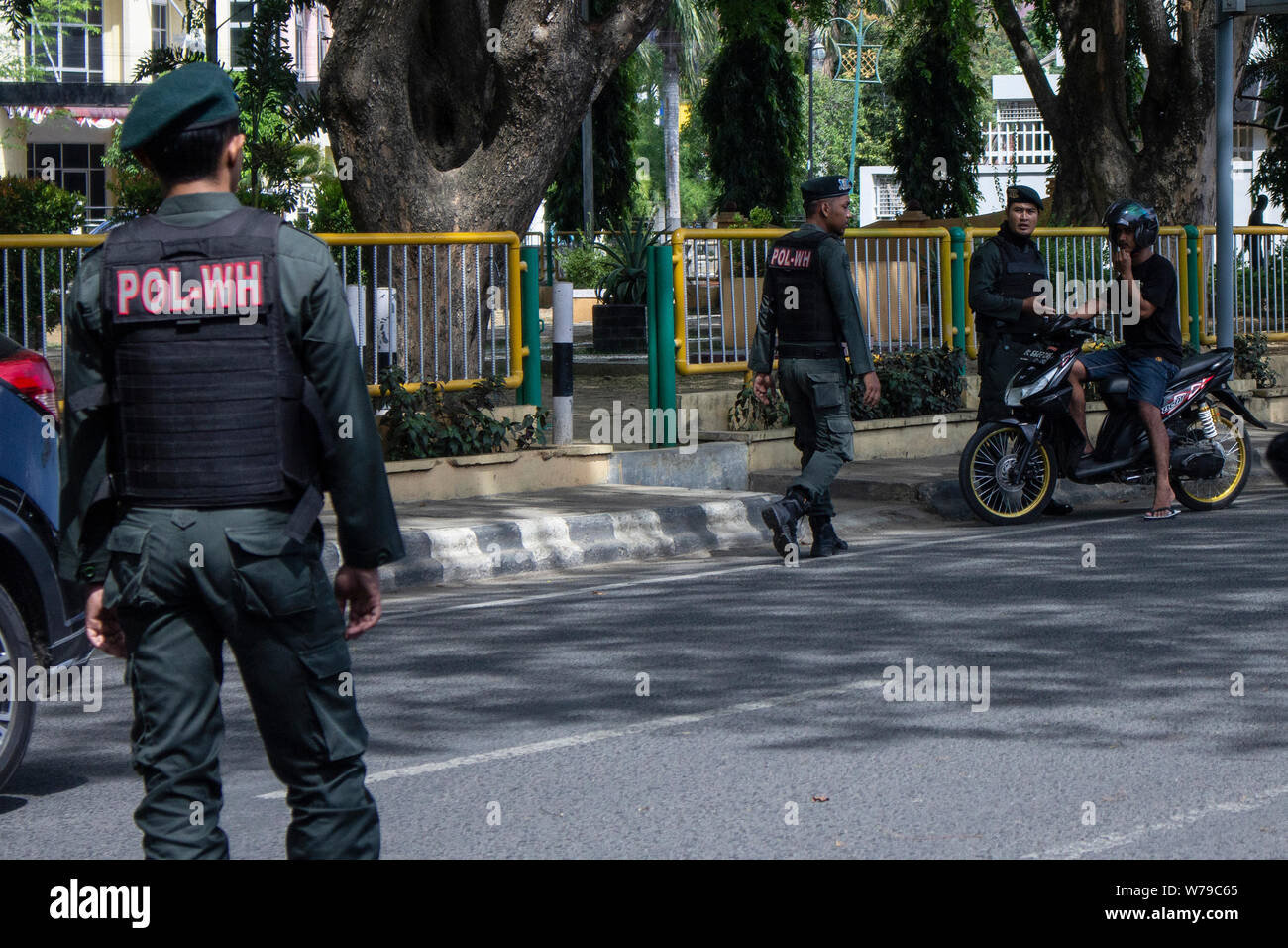 Un motociclista detenido por la policía de la Sharia durante la ejecució de infractores de las normas de la Sharia islámica para las mujeres que visten pantalones ajustados y hombres vestidos cortos Un motociclista detenido por la policía de la Sharia durante la ejecució de infractores de las normas de la Sharia islámica para las mujeres que visten pantalones ajustados y hombres vestidos cortos