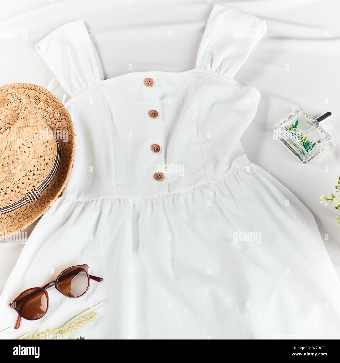 Ropa femenina para turistas. Ver foto superior. Cama desordenada con su  vestido, el sombrero, sunglassess, perfume.plana hembra laical. Ropa de  playa Fotografía de stock - Alamy