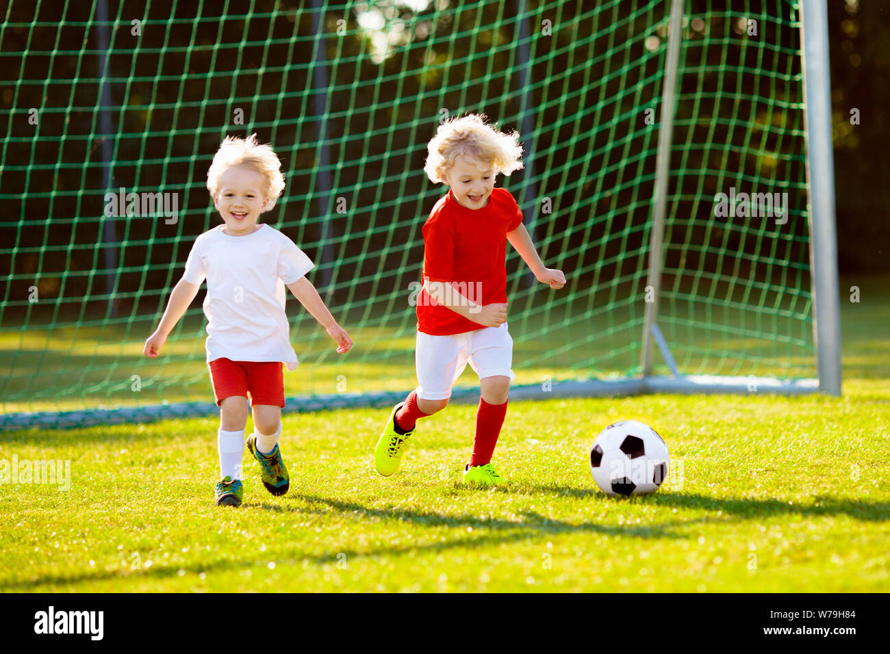 Children in jersey playing soccer fotografías e imágenes de alta resolución  - Página 3 - Alamy