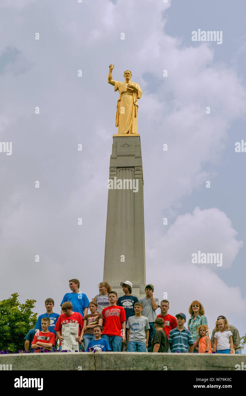 Las familias se reúnen los mormones bajo la estatua del fundador de la iglesia José Smith, Hill Cumorah, Palmyra, Nueva York, Estados Unidos. Foto de stock