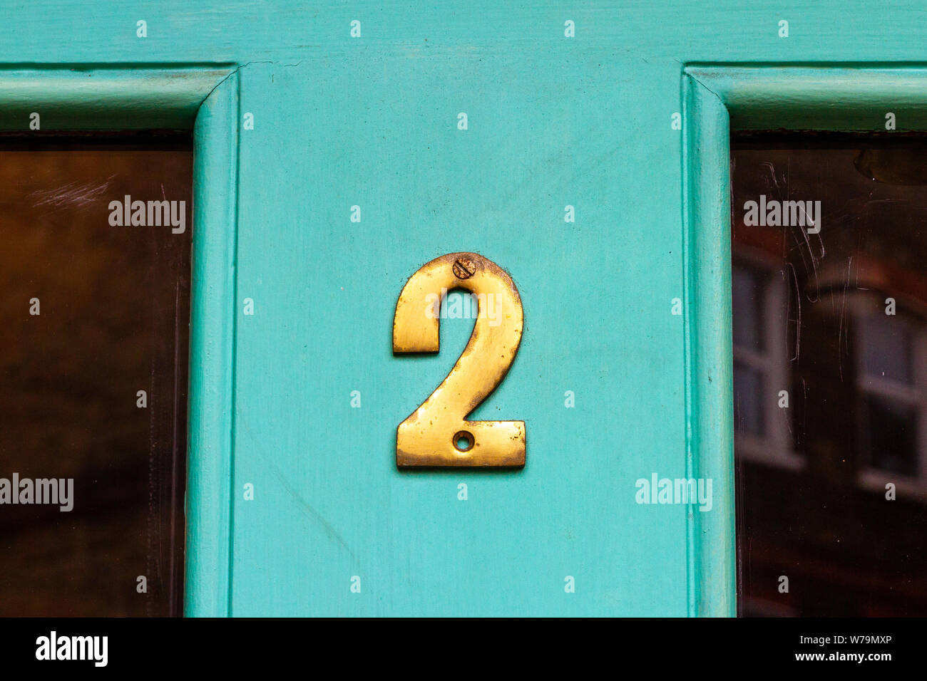 Casa Dorada número dos en una puerta turquesa Fotografía de stock - Alamy
