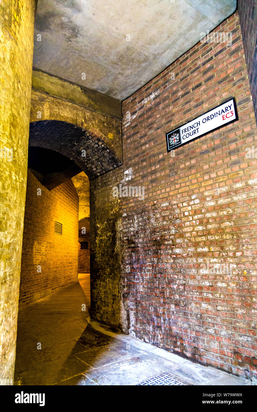 Oscuro callejón con pasaje arqueado, Francés tribunal ordinario, Londres, Reino Unido. Foto de stock