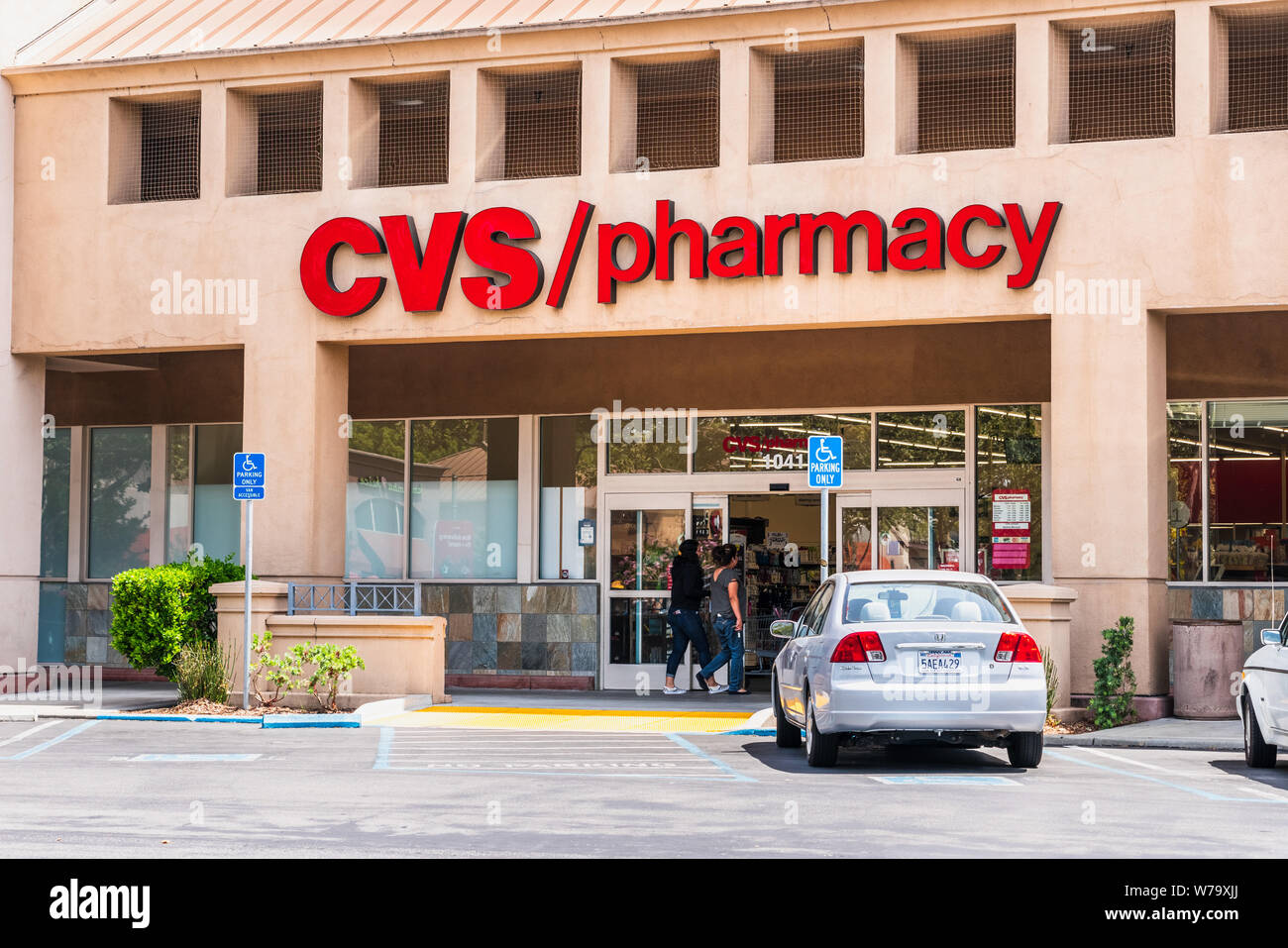 El 5 de agosto de 2019 Mountain View / CA / EE.UU. - la gente de compras en  farmacia; / CVS CVS Pharmacy es una subsidiaria de American retail y salud  compa Fotografía de stock - Alamy