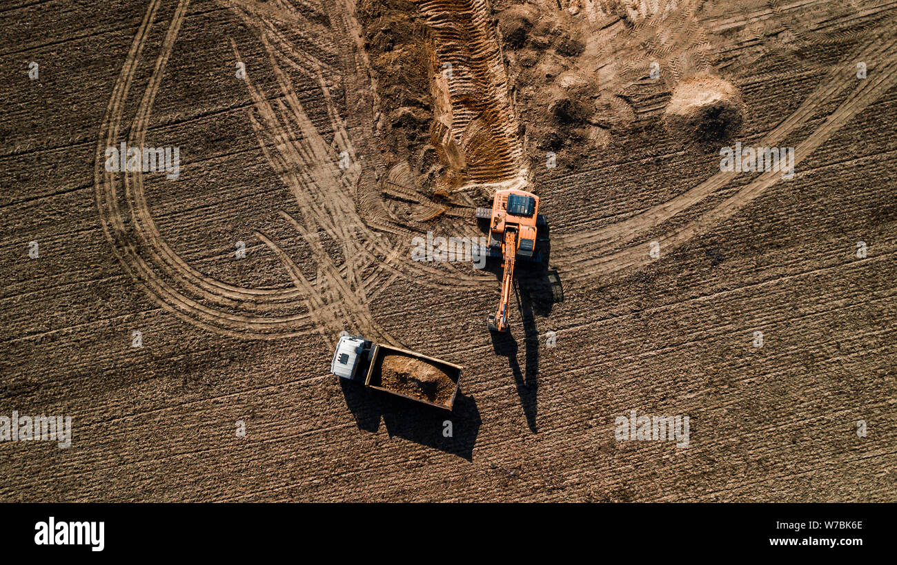 Cargas de la excavadora carretilla vista aérea desde arriba con zumbido Foto de stock