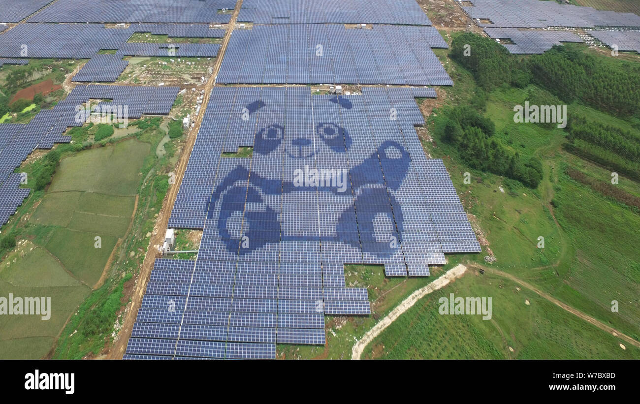 --Archivo-vista aérea del mundo, la segunda estación de energía solar en forma de pandas gigantes en ciudad Guigang, sur de China, en la Región Autónoma de Guangxi Zhuang Foto de stock