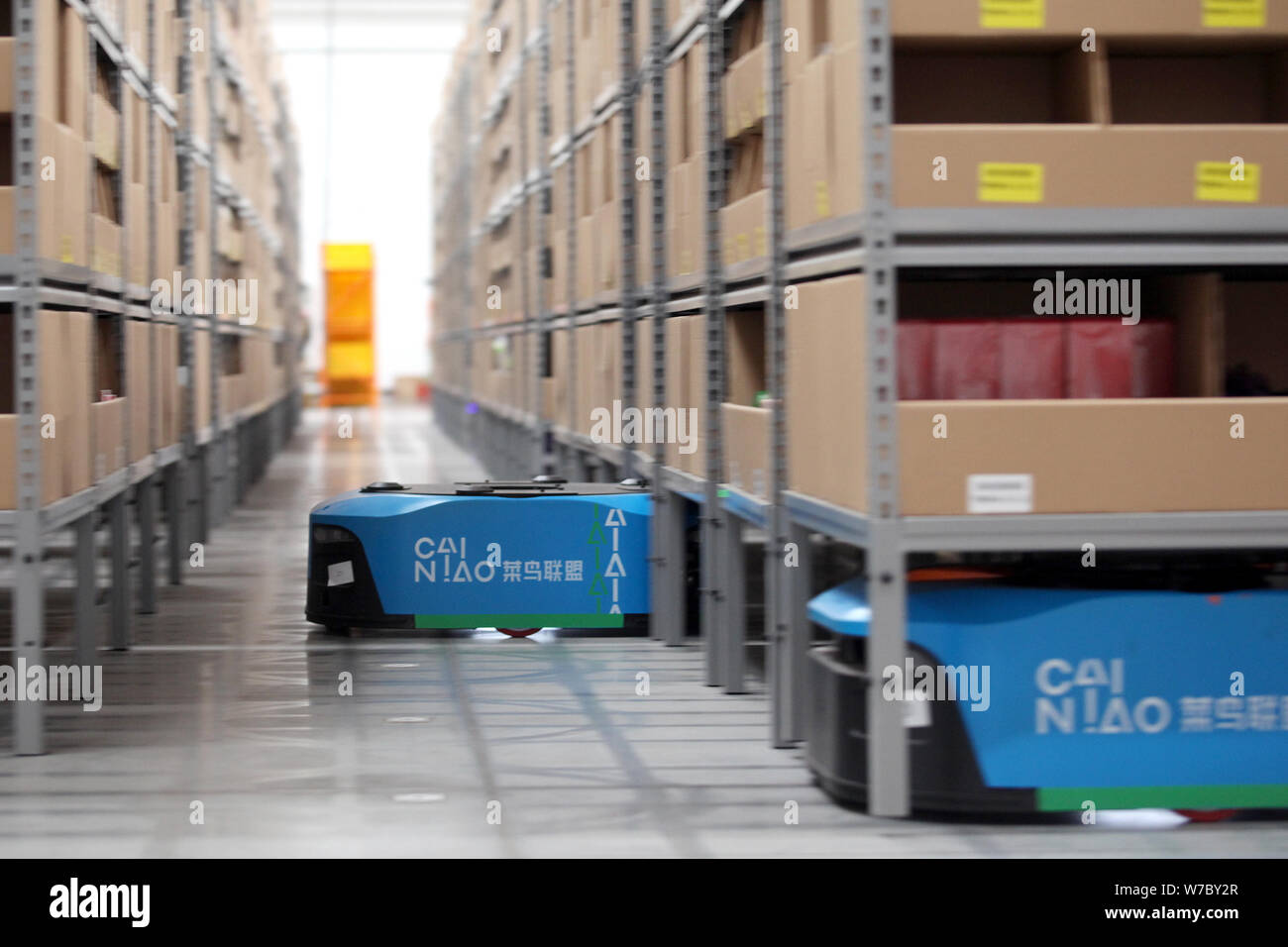 Un equipadas con Wifi, auto-carga robot es el transporte de mercancías en  el brazo de la logística quicktron Cainiao Red de e-commerce chino Alibaba  gigante G Fotografía de stock - Alamy