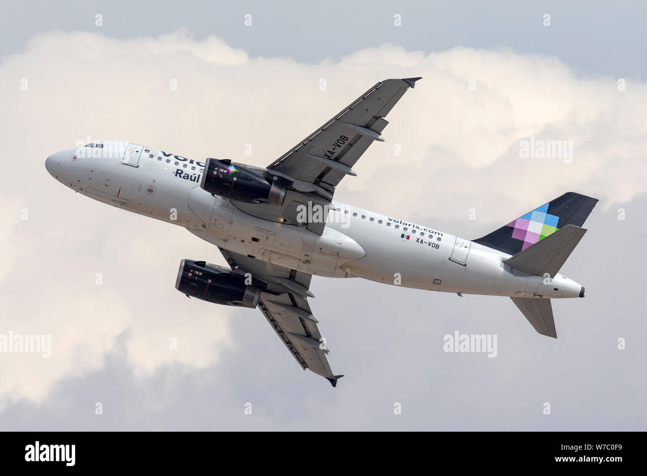 Avión Airbus A319 de Volaris, partiendo del aeropuerto internacional McCarran de Las Vegas. Foto de stock