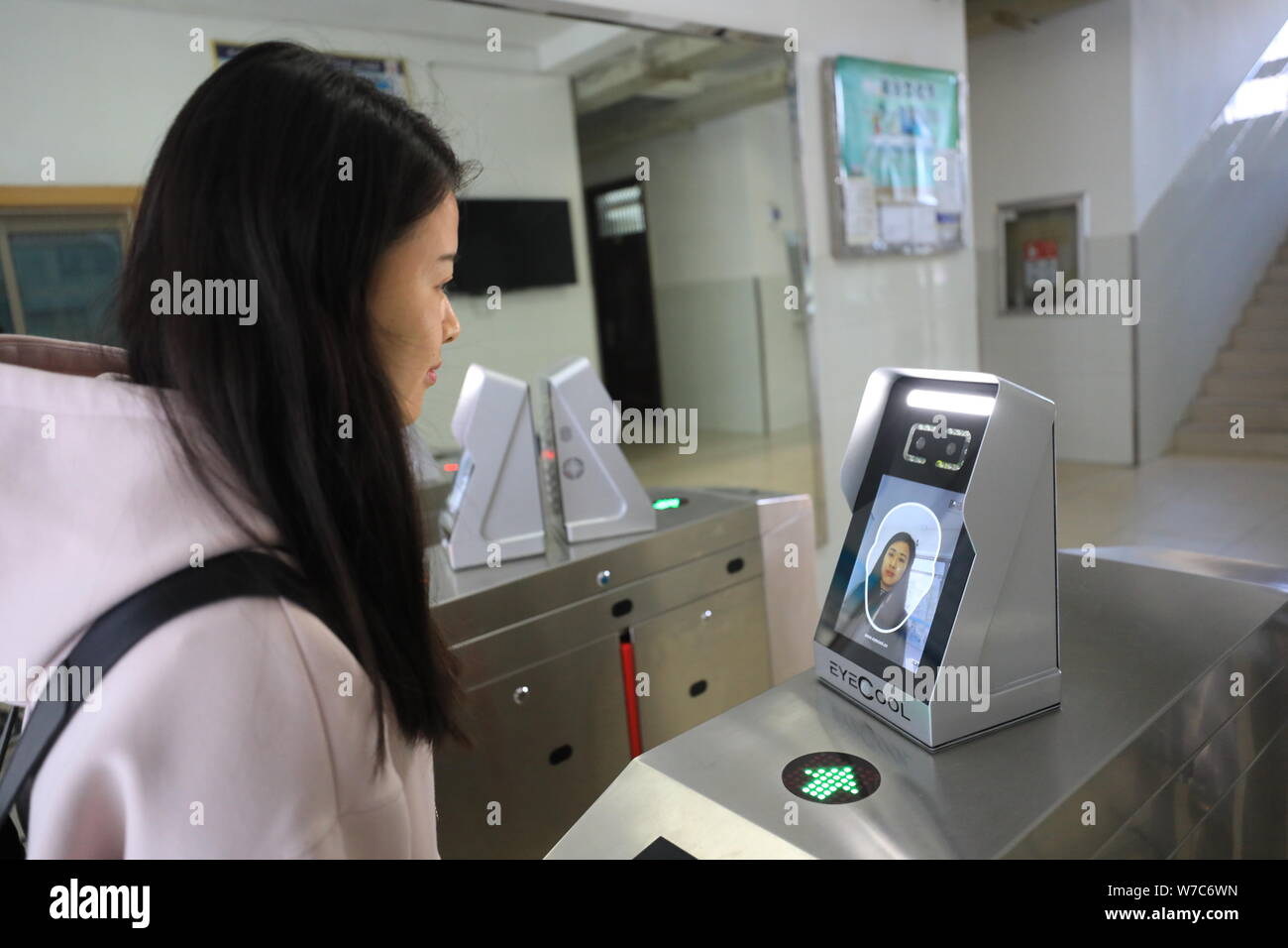 Un alumno busca en la cámara para utilizar máquinas de reconocimiento facial  para entrar en el dormitorio de la Universidad de Shandong en Ji'nan  ciudad, East china Shandong p Fotografía de stock -