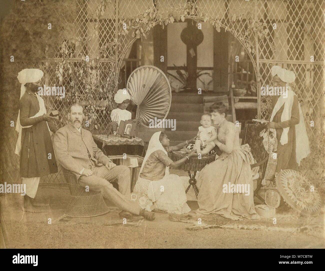 Familia británica con funcionarios indios en el noreste de la India. Foto de stock