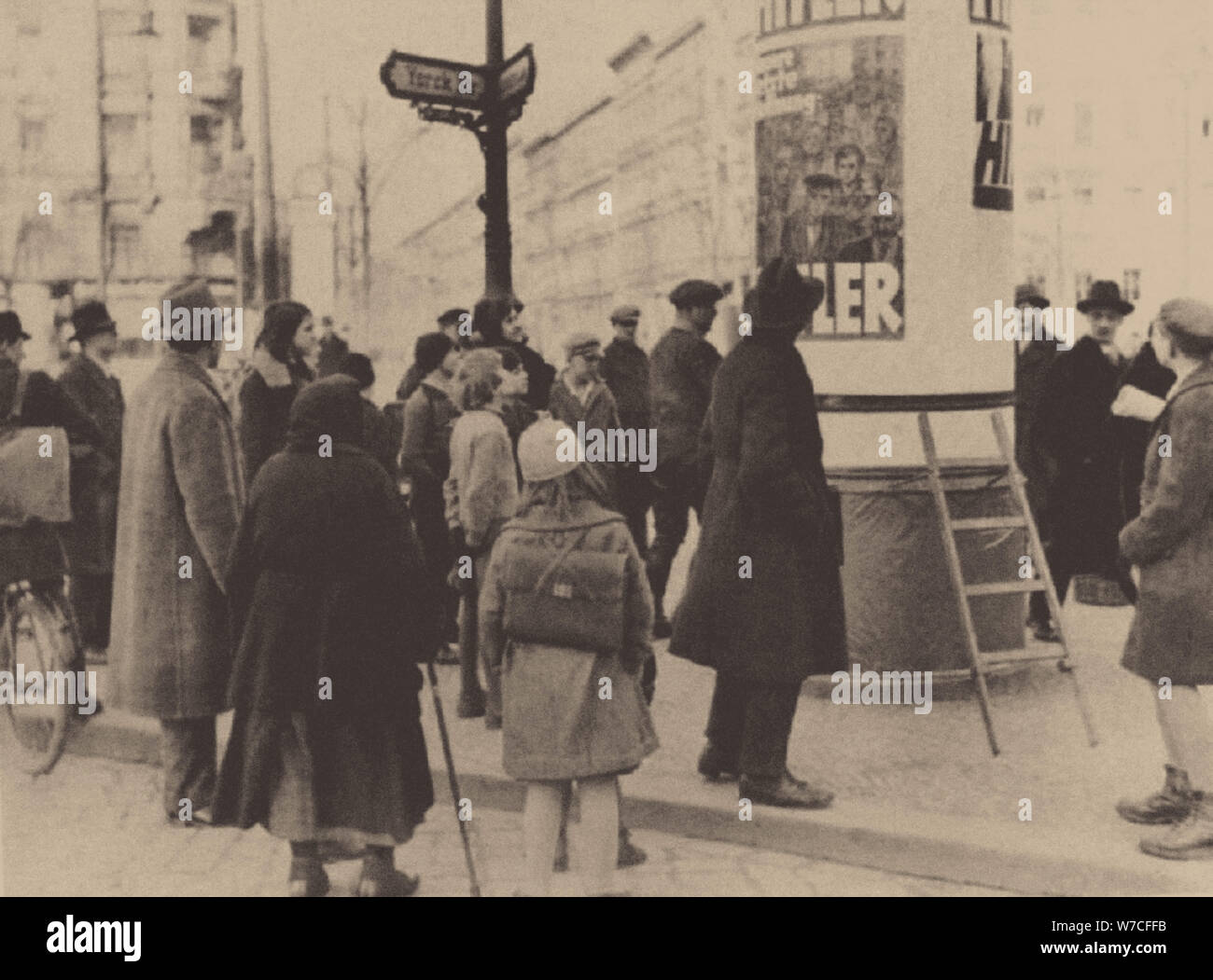 Un cartel electoral del Partido Nazi en las calles de Berlín, 1932. Foto de stock