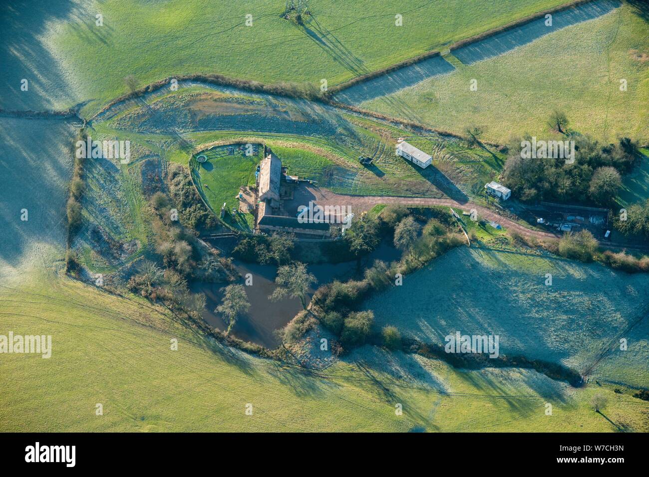 Sitio Moated en la Iglesia de granja, Morton Bagot, Warwickshire, 2014. Creador: Inglaterra histórica personal del fotógrafo. Foto de stock