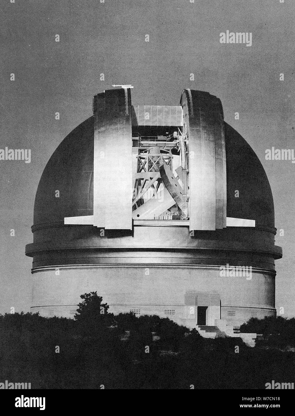 200 pulgadas telescopio Hale en el Observatorio Palomar (California), en la noche, c1948. Artista: Desconocido Foto de stock