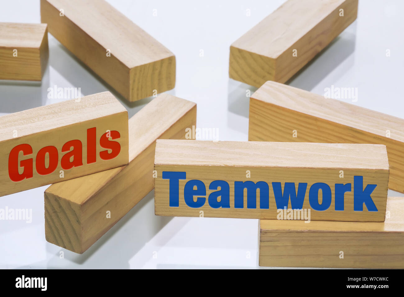 Construcción de bloques de madera dispuestos a mostrar la colaboración entre los diferentes departamentos de una empresa para alcanzar metas y fomentar el trabajo en equipo. Foto de stock