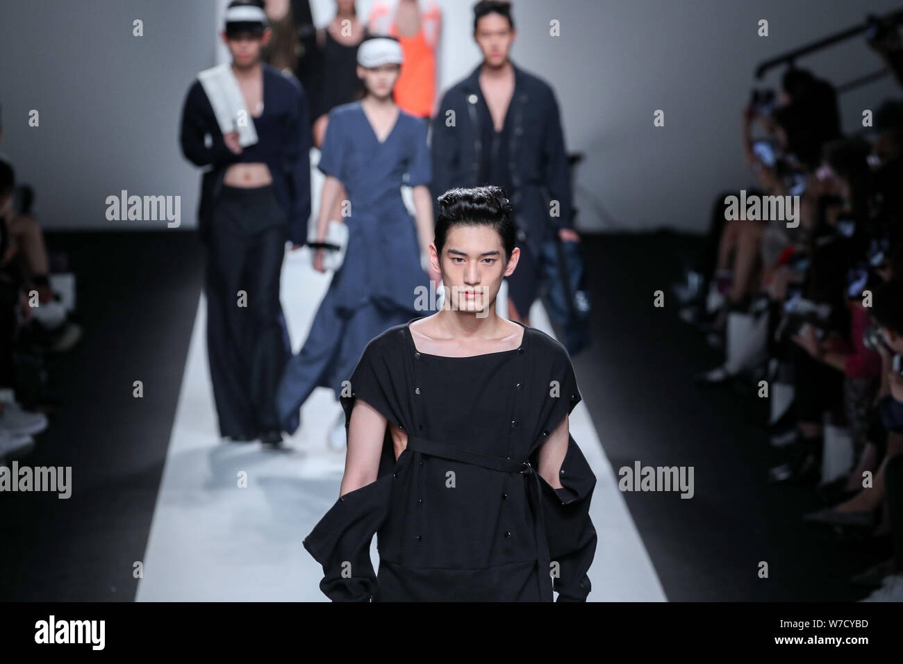 Corea del Sur, Kim Tae Hwan, muestra una nueva creación en el Show de A.AV por concepto Corea durante la Semana de la moda de Shanghai Primavera/Verano 2018 en Fotografía de