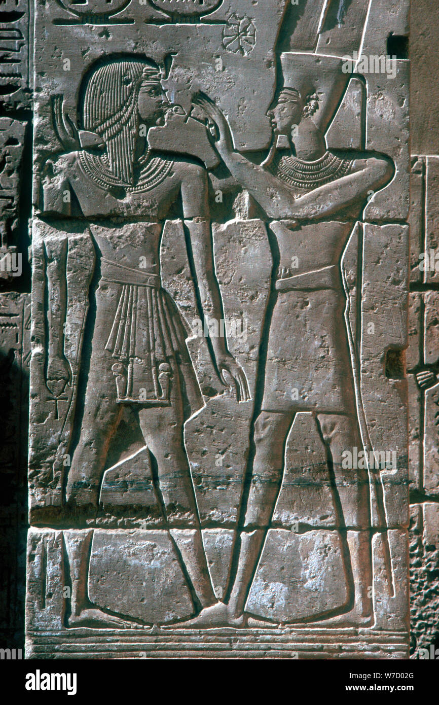 Alivio de Rameses III recibir bendición de Amon-Ra, templo mortuorio, Medinet Habu, 12ª centuryBC. Artista: Desconocido Foto de stock