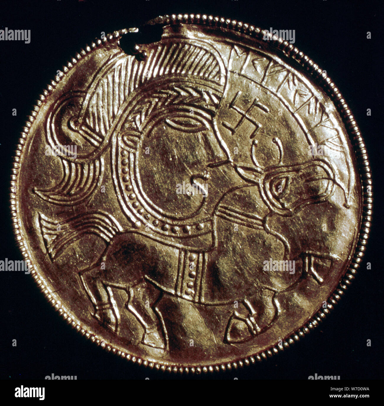 Bracteate de oro, de la Edad de Hierro germánica, Dinamarca, C500. Artista: Desconocido Foto de stock