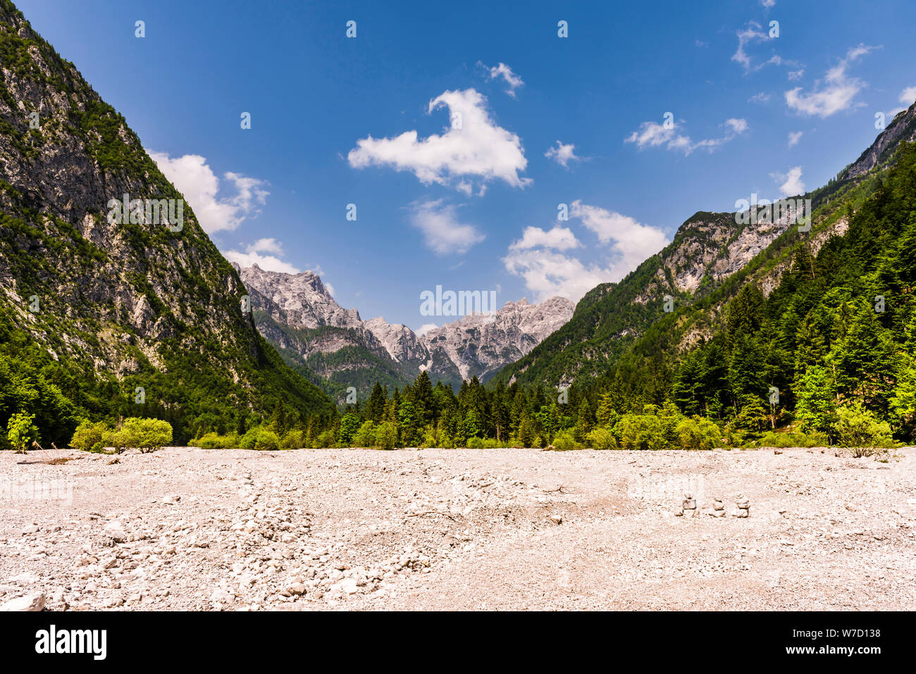 La parte superior del lecho de un río cercano, Claut Friuli-Venezia Giulia, Italia Foto de stock