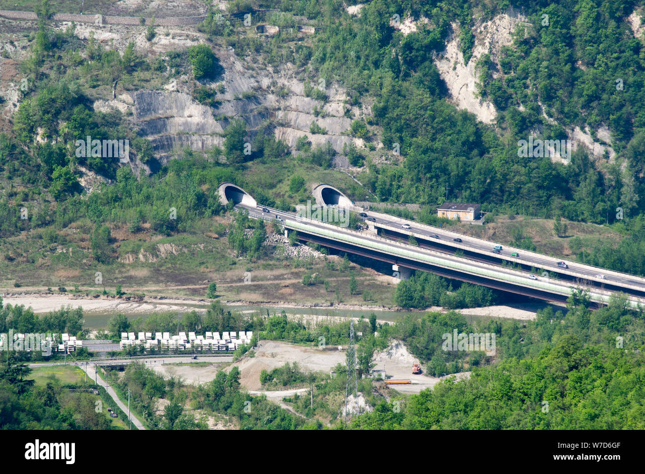 Detalle de un túnel de autopista visto desde la cima del Monte Adone en