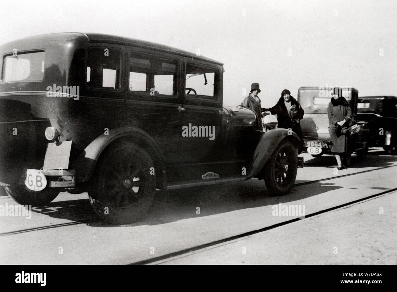 Las mujeres y los coches aparcados, 1930. Artista: Desconocido Foto de stock