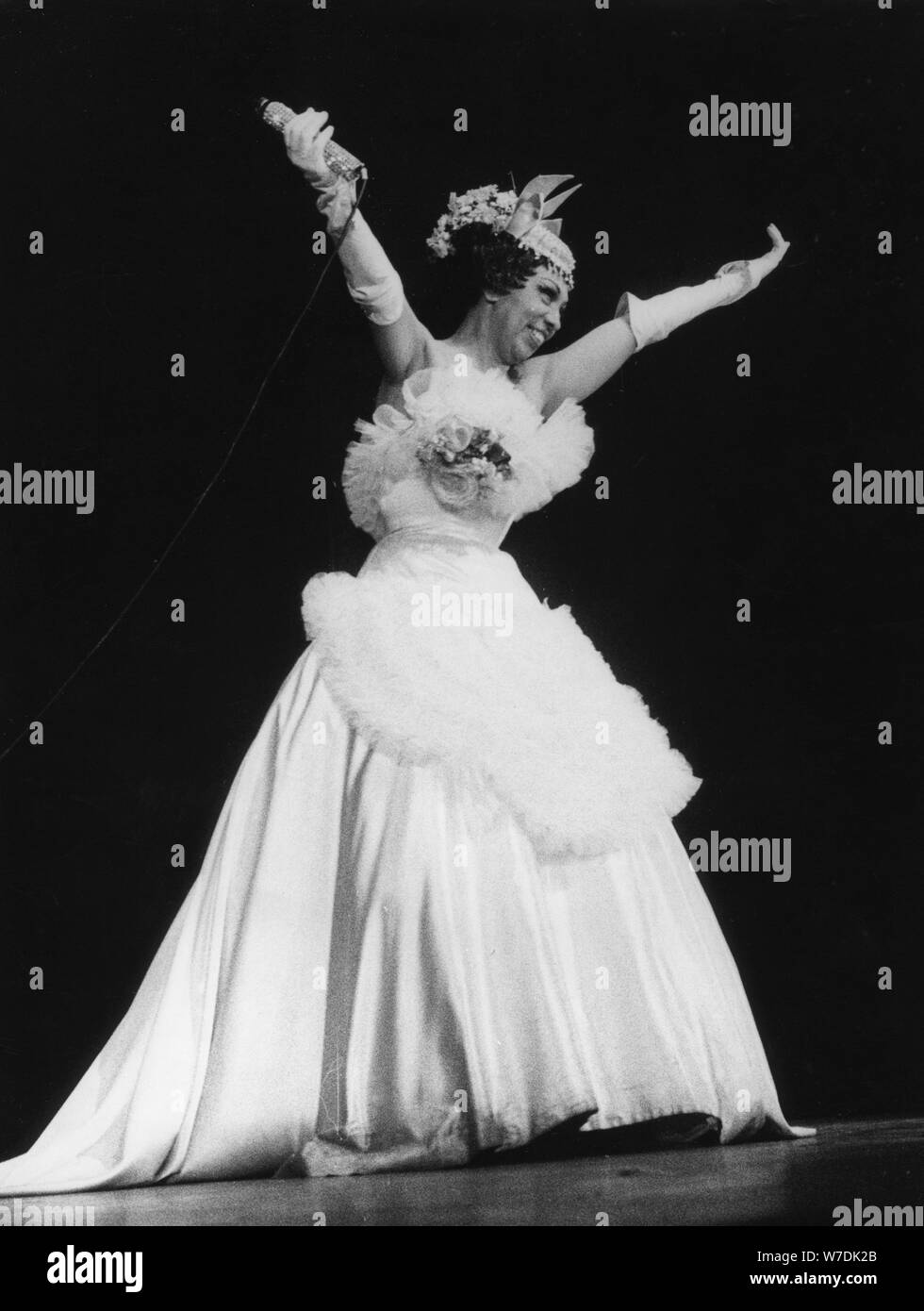 Josephine Baker, cantante y bailarina francesa, realizando en L'Olympia, Paris, c1955-1975. Artista: Desconocido Foto de stock