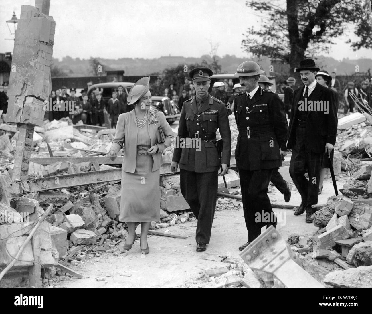 La reina Isabel y el Rey George VI INSPECCIÓN air raid daños, la II Guerra Mundial, 1940-1945. Artista: Desconocido Foto de stock