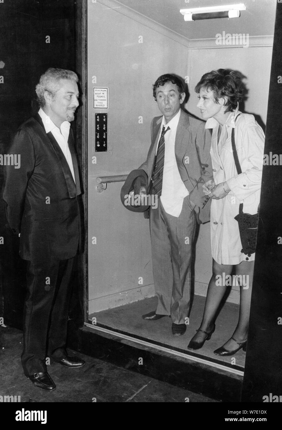 Actores Sydney Chaplin, Jacques Duby y Magali Noel, c1970. Artista: Desconocido Foto de stock