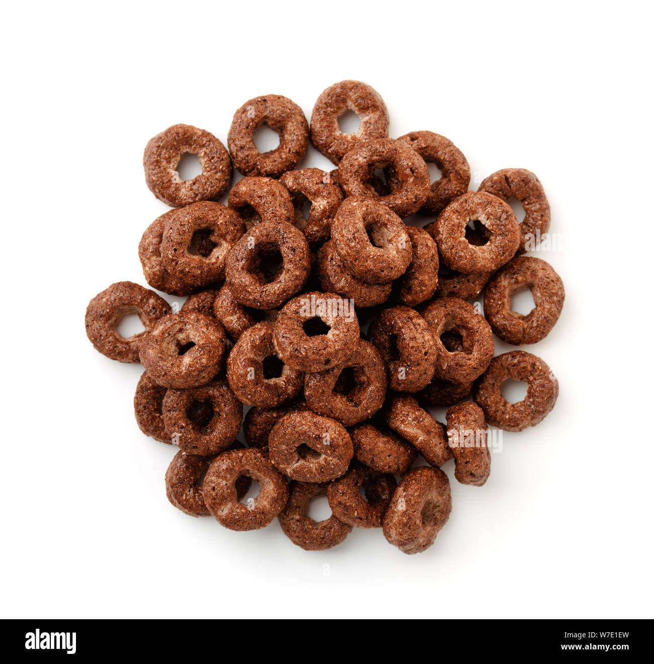 Vista superior del chocolate anillos de cereales aislado en blanco Foto de stock