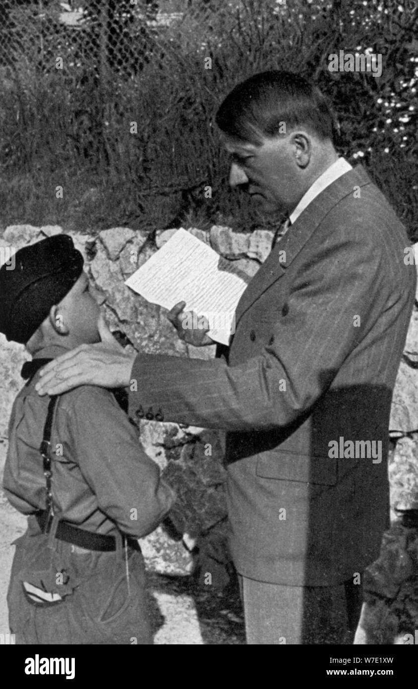 Un muchacho de la Juventud de Hitler Adolf Hitler muestra una carta de su madre enferma, 1936. Artista: Desconocido Foto de stock