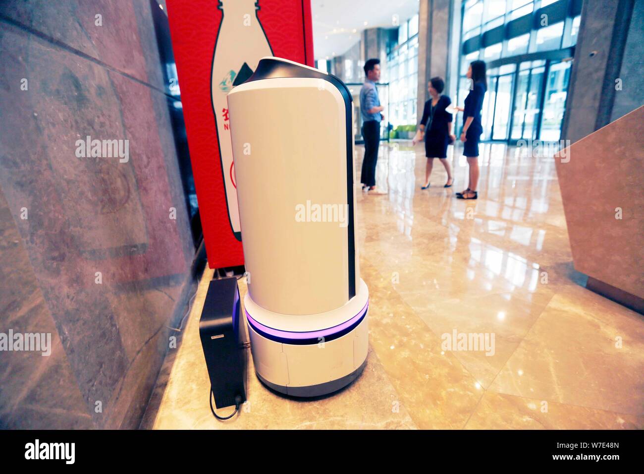 China la primera entrega de alimentos inteligentes robot desarrollado por  Eleme.com's orientado al futuro equipo de logística se recarga en el centro  Vanke Hongqiao en Shanghai, Chi Fotografía de stock - Alamy