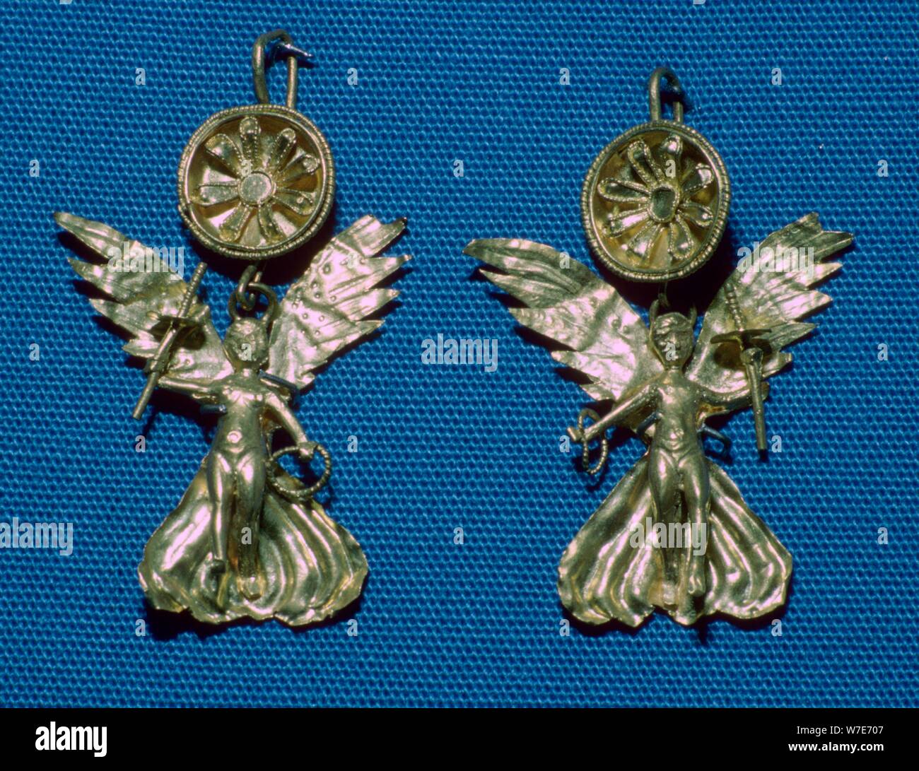 Un par de aretes de oro Nike, siglo iv antes de Cristo. Artista:  Desconocido Fotografía de stock - Alamy